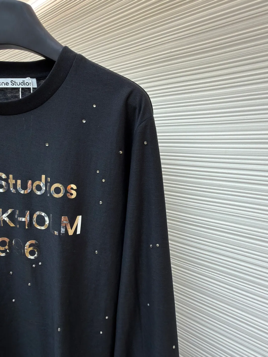 Acne Studios laser hot rhinestone long sleeves ●Original version: purchased and developed by 6519 ●Item number: 1682158-A15 ●Fabric: linen fabric ●Technology: Printed heat transfer ●Color: black ●Type: loose version ●Weight: about 215 grams ●Size: S-M-L ●Description: The original version was purchased from Hangzhou National Specialty School for 4700. The fabric is made of 85% cotton + 15% linen. Printed heat transfer technology + imported laser material. It is paired with positioning hot-drilling technology. Customized accessories. Same style for men and women. Full of street feel. The workmanship details are very good. The overall wiring is straight and delicate, the fabric is comfortable and soft, and the color is consistent without color difference. It can be matched with the same style to create a fashionable look and control various occasions. Customized accessories, complete with three standards, same style for men and women!